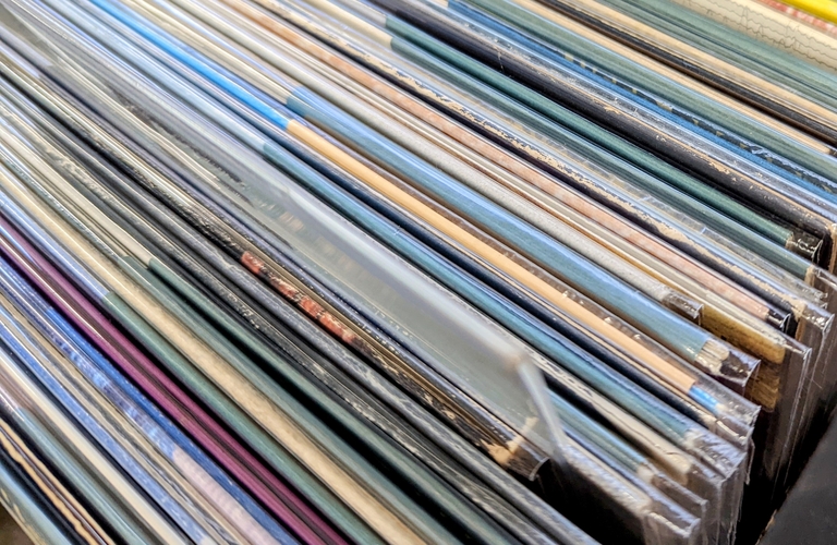 名古屋近郊で大量のレコードをご処分したい方！無料の出張買取でご対応。レコード専門店レコードショップズー。
